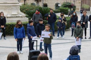 Scopri di più sull'articolo 40 bambini delle classi terze della Primaria Spataro protagonisti con un flash mob alla Giornata del Pianeta Terra