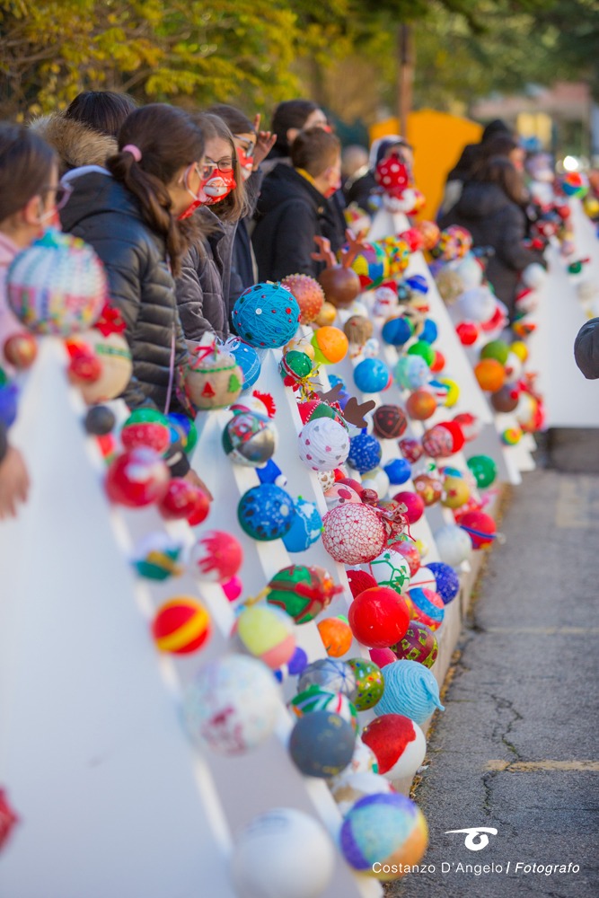 Scopri di più sull'articolo La Paolucci attende e festeggia il Natale con oltre 1200 palline decorate