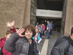 Scopri di più sull'articolo Dopo tanta pandemia finalmente una gita: ragazzi, docenti e famiglie ai Musei Vaticani