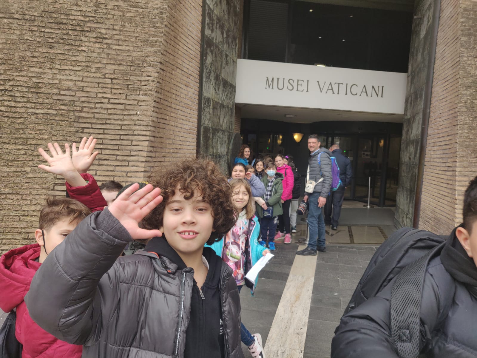 Al momento stai visualizzando Dopo tanta pandemia finalmente una gita: ragazzi, docenti e famiglie ai Musei Vaticani
